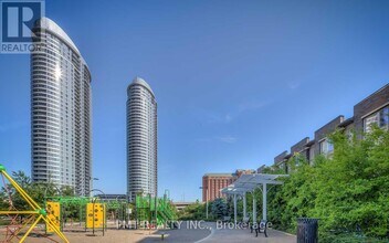 Building Photo - 125 Village Green Square