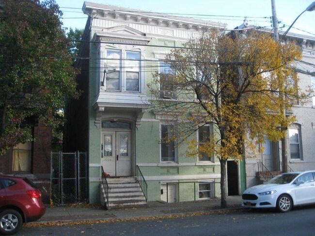 Foto del edificio - 9 Robbins Ave