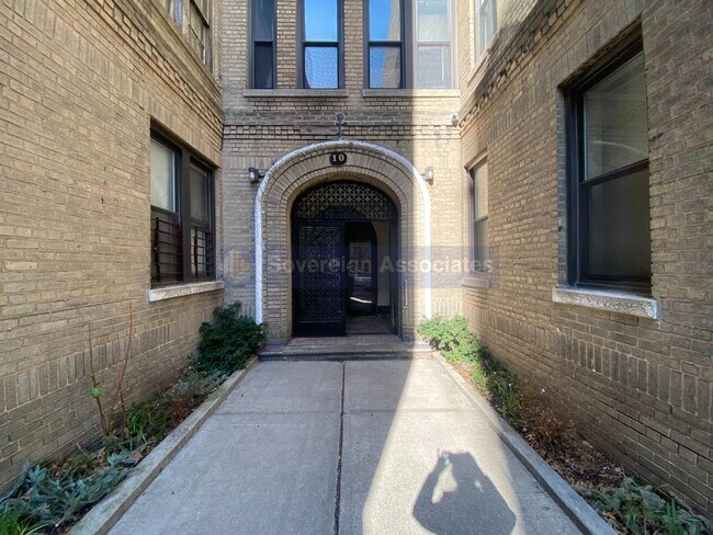Foto del edificio - 10 Bennett Avenue