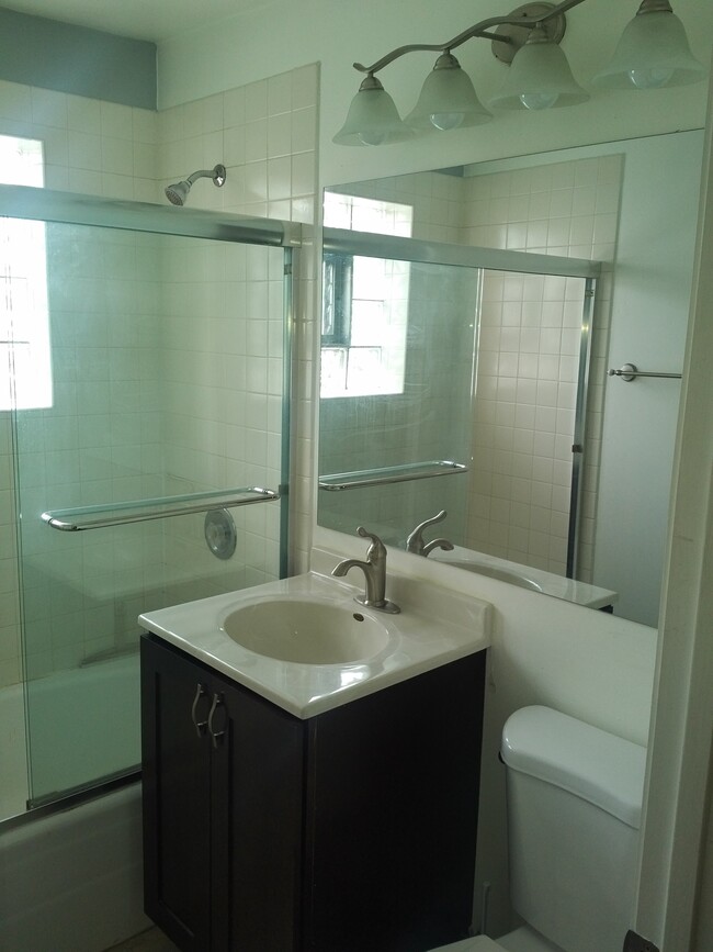 Bathroom - 954 Shermer Rd