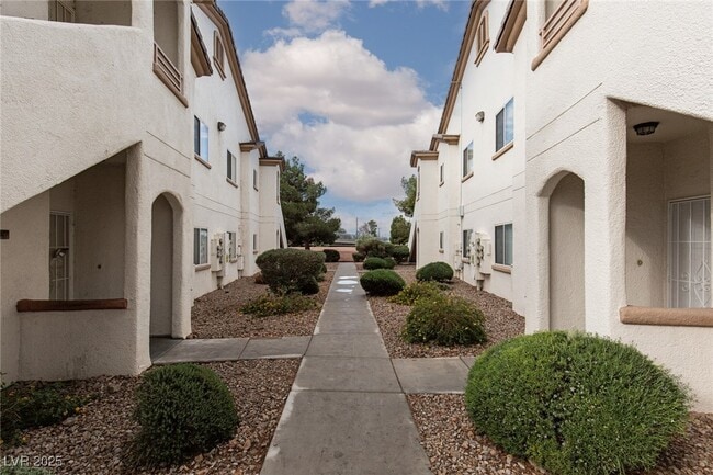 Foto del edificio - 5650 E Sahara Ave