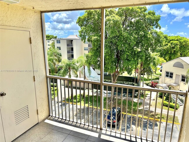 Foto del edificio - 8373 Lake Dr