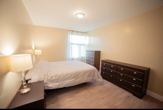 Building Photo - Riverside Court Apartments