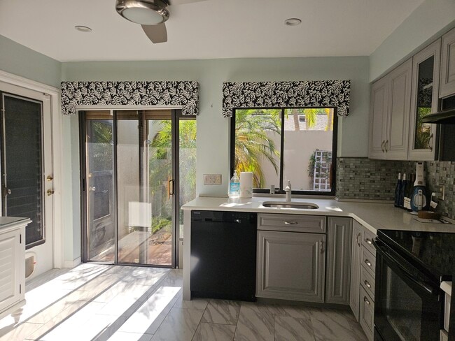 Building Photo - 5889 Sand Oak Dr