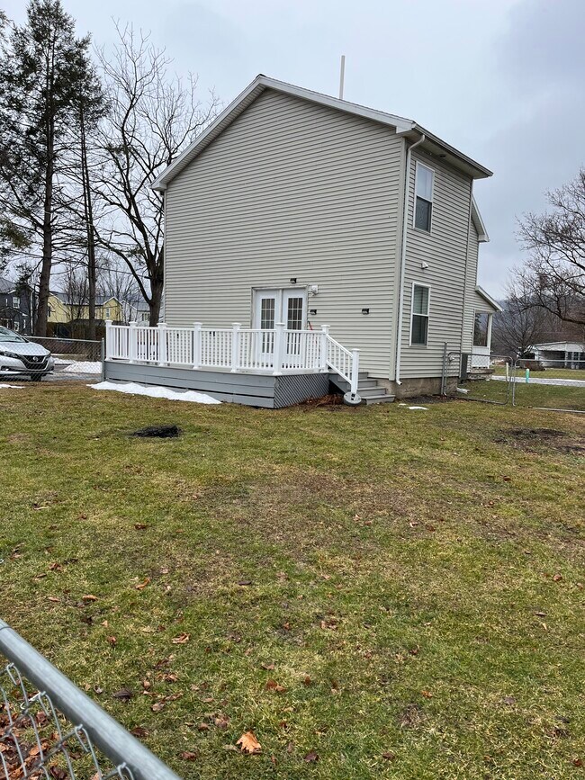 Building Photo - 428 E Front St