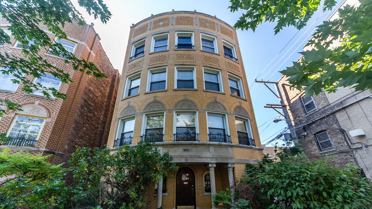 Primary Photo - 7554 N Claremont Ave