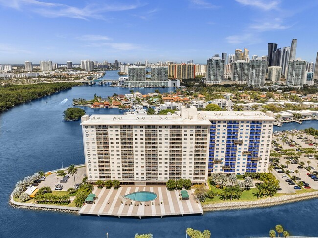 Building Photo - 400 Kings Point Dr