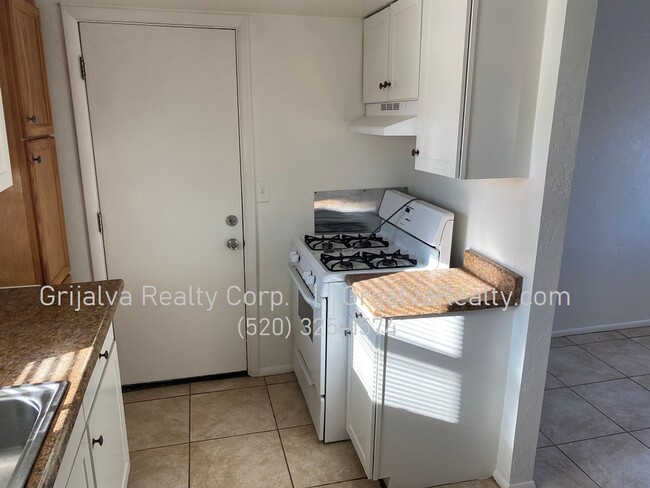 Building Photo - Cute 1 Bedroom House for Rent  (Ajo Way/12...