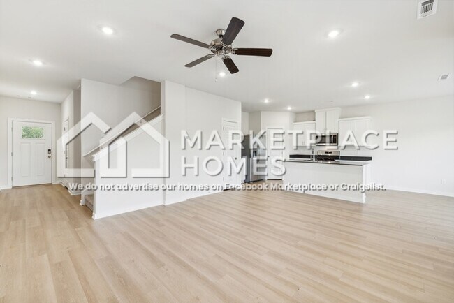 Building Photo - 5726 Selah St