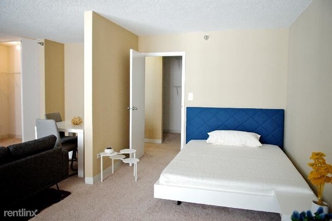 Building Photo - 7 E Delaware Pl