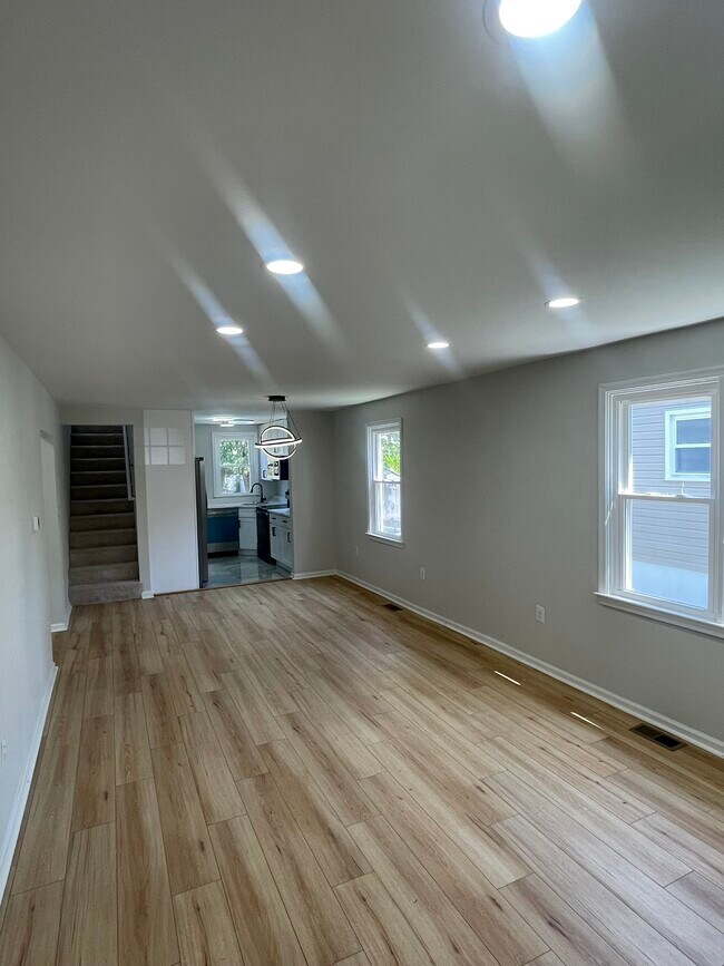 Vista de la puerta principal - 2502 Linwood Rd