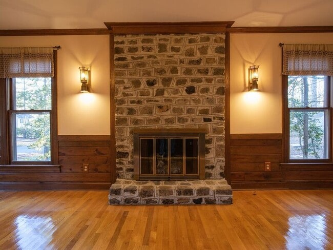 Building Photo - 4266 Roundhill Dr