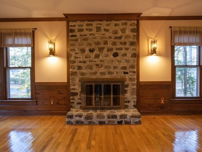 Foto del edificio - 4266 Roundhill Dr