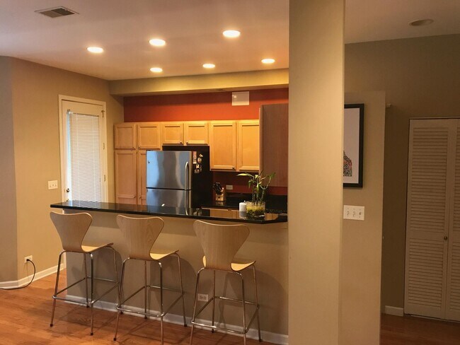 Building Photo - 4143 N Sheridan Rd