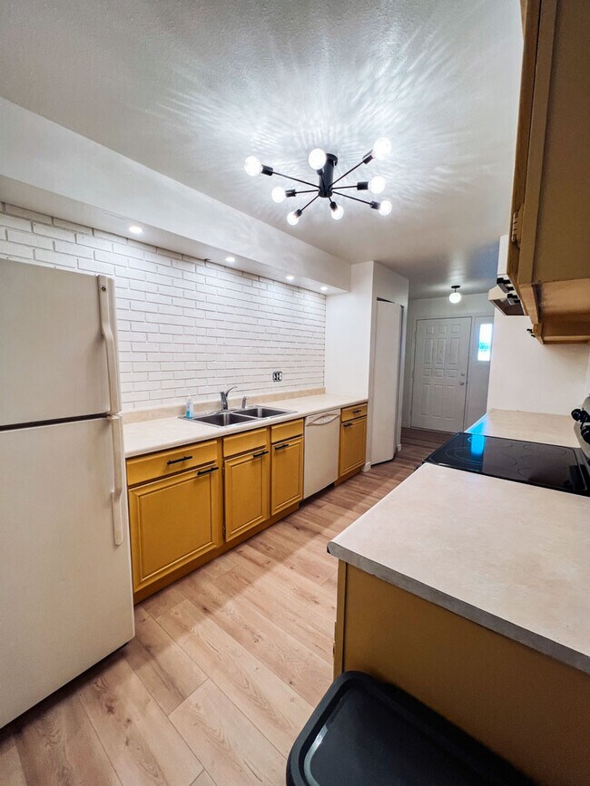 Building Photo - 448 Lakewood Cir