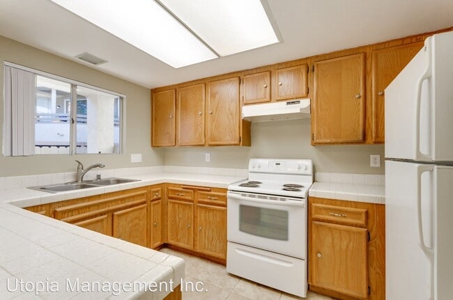 Building Photo - 3 br, 2.5 bath House - 7361 Mission Trails...