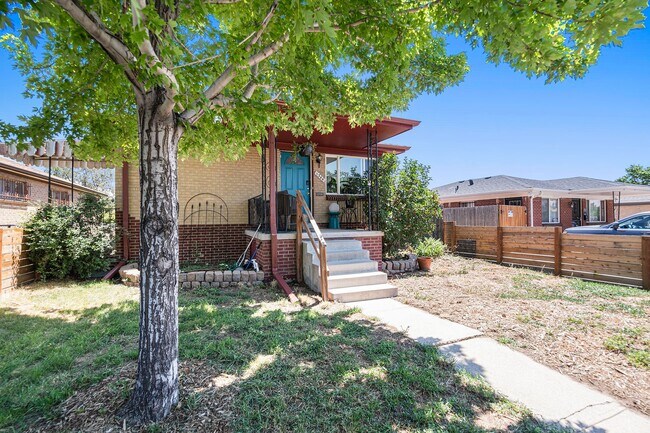 Foto del edificio - Updated 2 Bed | 1.5 Bath Upper Duplex Near...