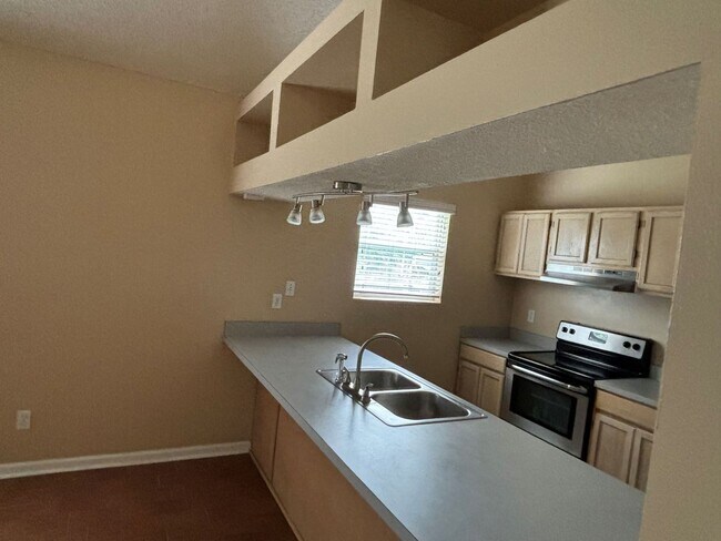 Foto del edificio - Charming 3/2 Home with Pet-Friendly Yard &...