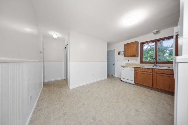 Building Photo - 146 Macarthur Dr