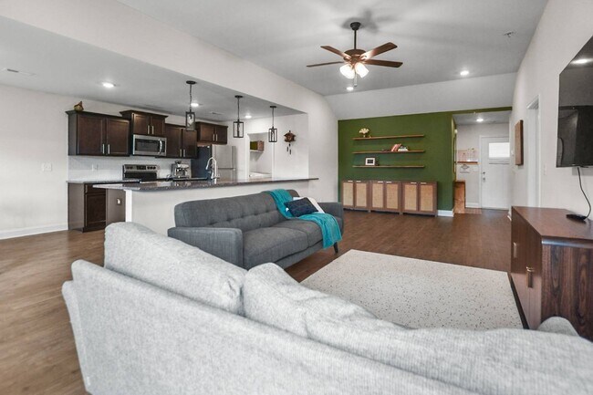Building Photo - Pet Friendly Three Bedroom!