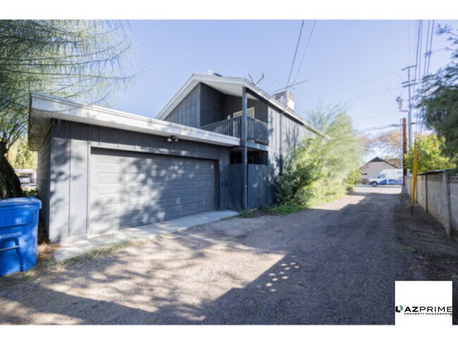 Foto del edificio - Step into a 3/2 Home that Delivers Instant Comfort, Character, and Convenience in the Heart of Phoen