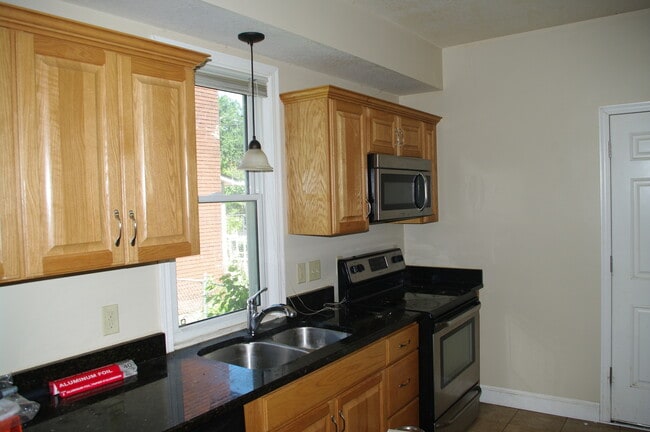Building Photo - Large Garage!! Large 3 Bedroom House in Midway near Green Line