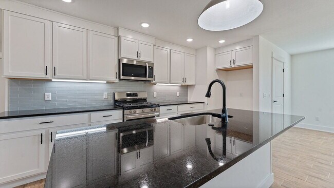 Foto del edificio - "Brand New 3-Bedroom Farmington Home with Granite Countertops and Cozy Fireplace!"