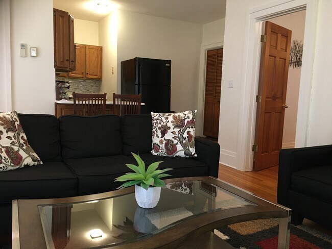 Sala de estar/cocina tipo galera de concepto abierto - 14 Conewango Ave