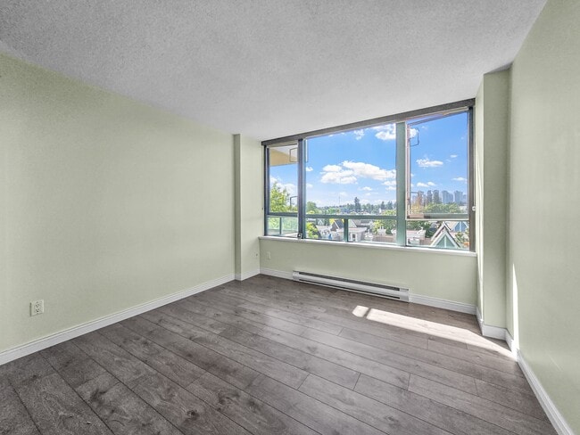 Building Photo - 6622 Southoaks Crescent