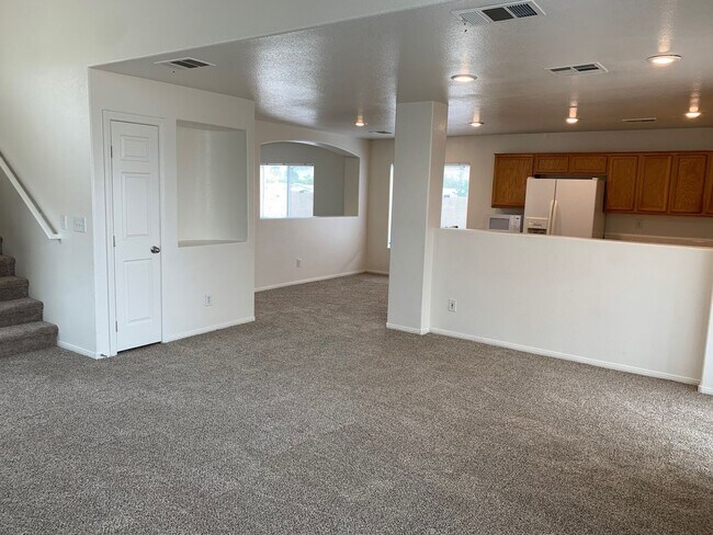 Building Photo - Fantastic 4 Bedroom Home Near Sunrise Moun...