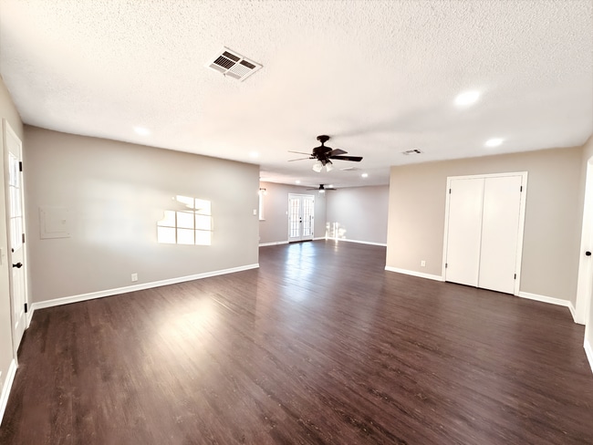 Building Photo - Newly Remodeled 3/2 Jenks Home