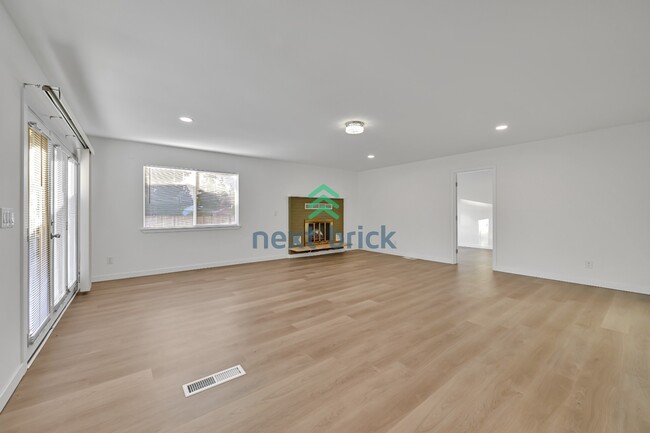 Foto del edificio - A beautiful 4 bed and 2 bathroom house for rent