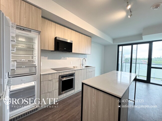 Photo du bâtiment - Cozy 1 Bed plus Den with Parking & Locker