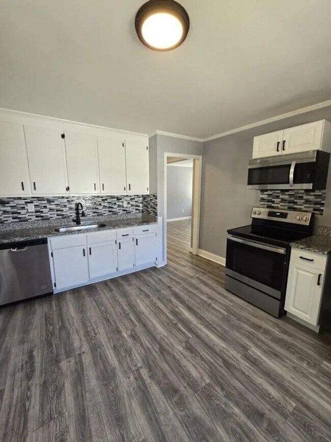 Building Photo - Newly Renovated House in Macon