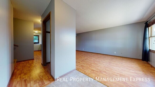 Foto del edificio - 3 Bed 2 Bath Duplex w/ Attached Garage