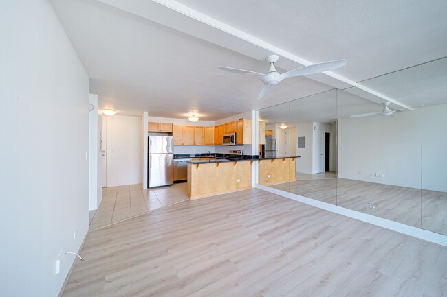 Building Photo - Beautiful, Spacious, Fully Renovated, 1 be...