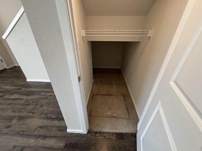 Building Photo - Newer Townhouse in Saddle Club Estates with 2-Car Garage – Nearby Winco, Fred Meyers & Schools