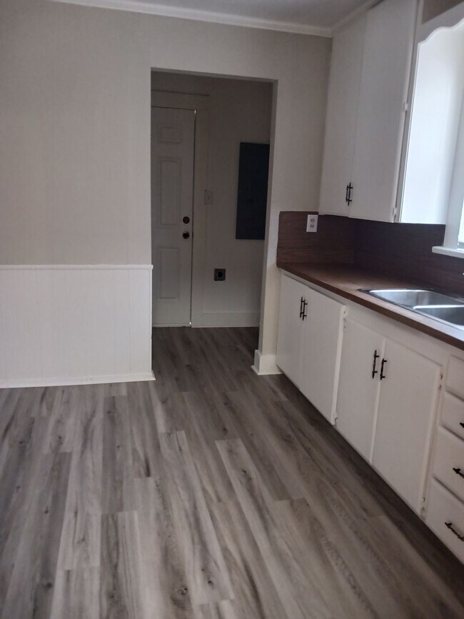 Building Photo - Cute, Charming corner lot home!