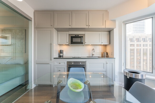 Photo du bâtiment - 155 Yorkville Ave