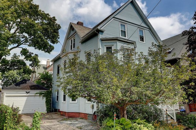 Building Photo - 132 Larch St