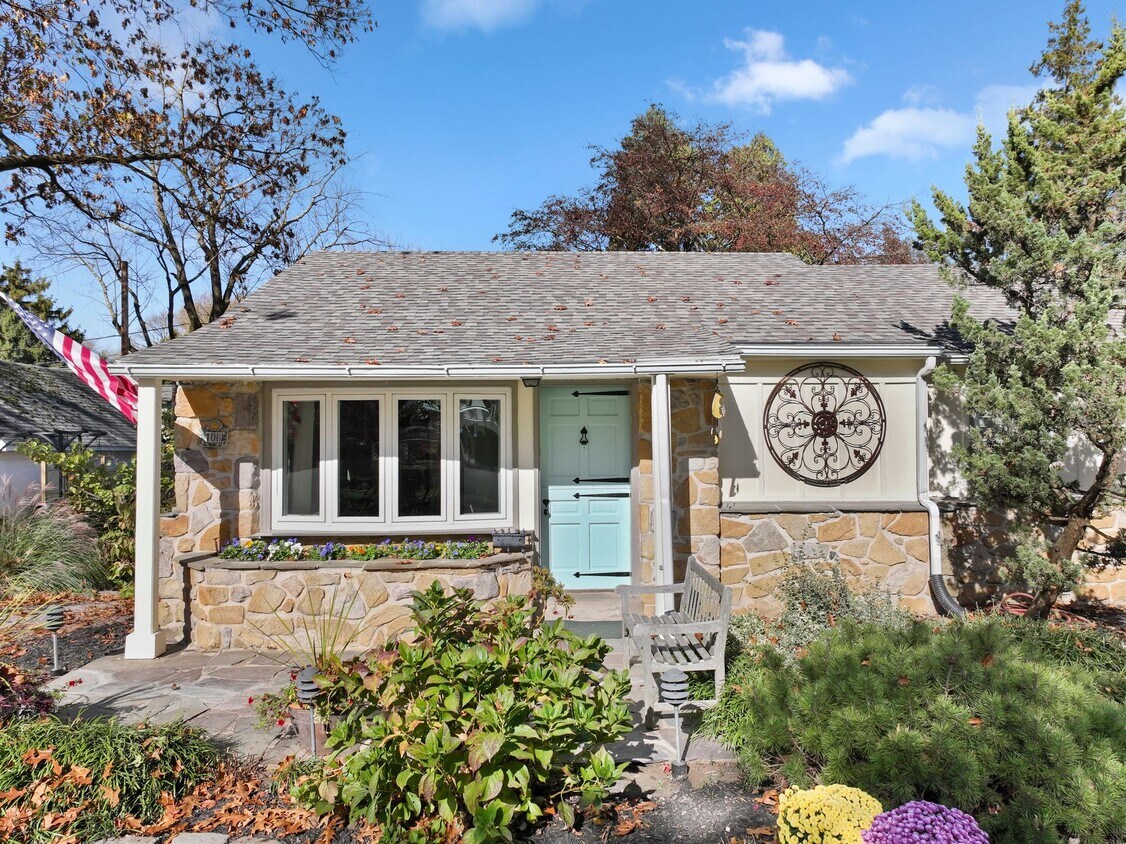 Primary Photo - 106 Lowrys Ln