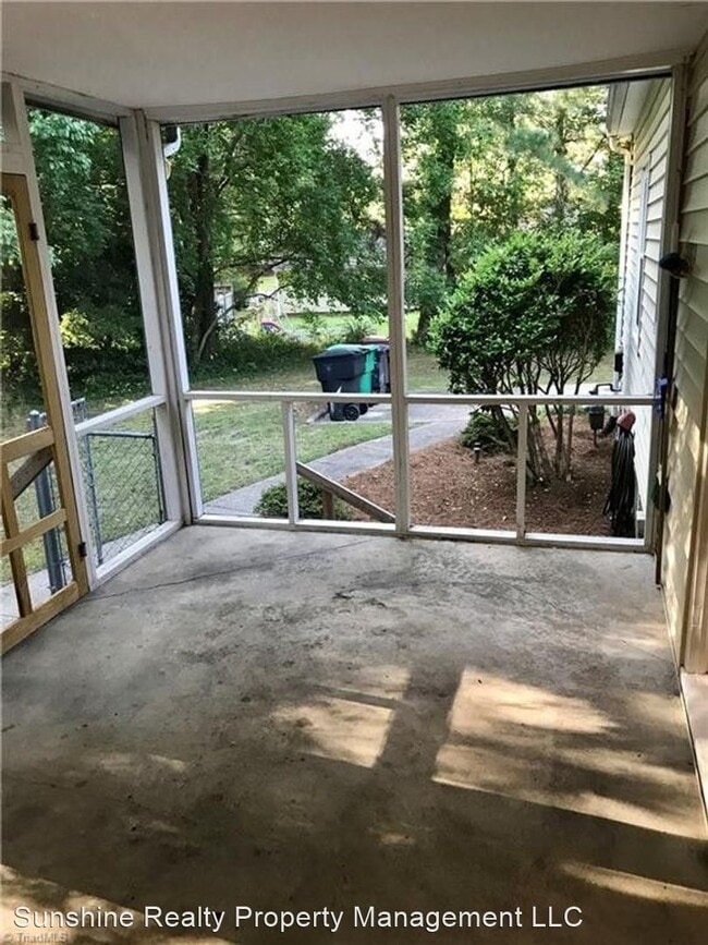 Building Photo - 3 br, 1.5 bath House - 1408 Wendover Dr
