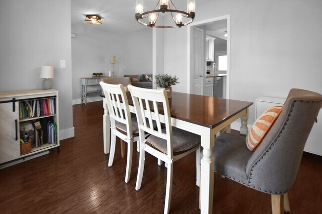 Foto del edificio - Three Bedroom with Bonus!