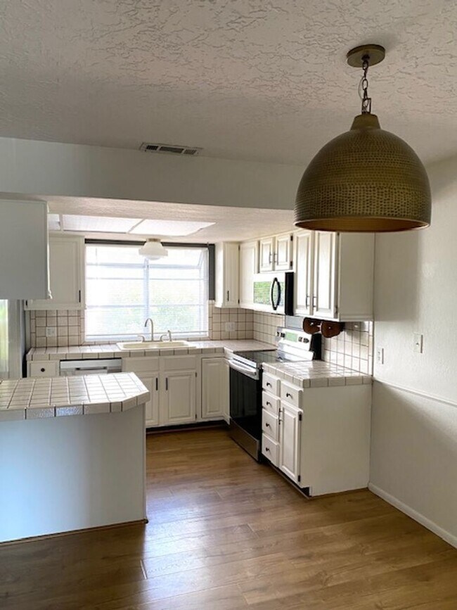 Foto del edificio - Great 3 Bedroom, 3 Bathroom Townhome