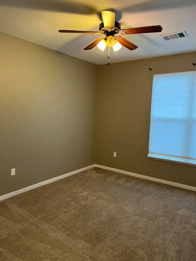 Foto del edificio - Great 2 bedroom/2bath condo- 3rd floor with loft! 1 car garage! Flexible Move in Date!