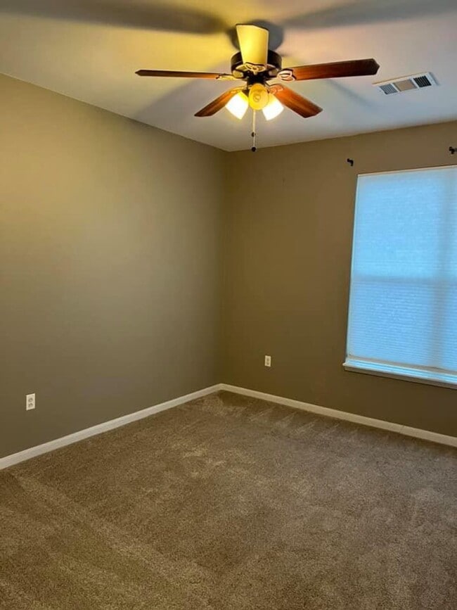 Building Photo - Great 2 bedroom/2bath condo- 3rd floor with loft! 1 car garage! Flexible Move in Date!