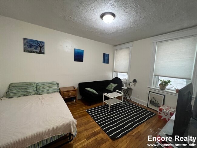 Building Photo - 382 Riverway