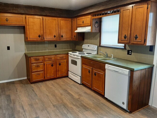 Foto del edificio - 3 Bedroom 2 bath $1250! Basement! 2 Car ga...