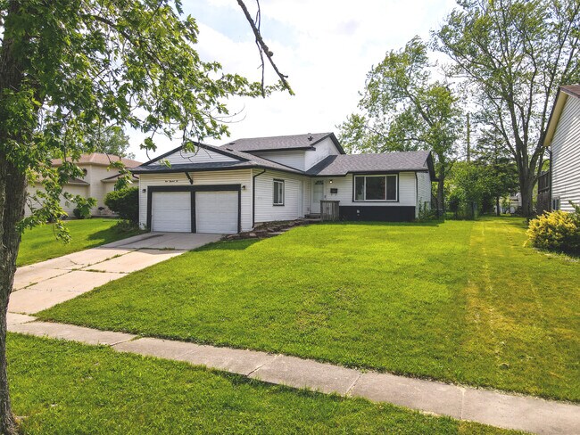 Building Photo - 906 Blackhawk Dr