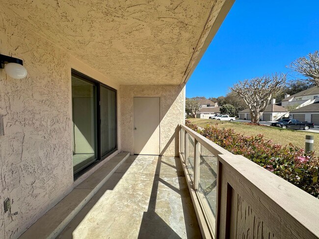 Foto del edificio - 2 Bedroom + 2 Bathroom Condo |  Surfside IV Gated Community | Unfurnished